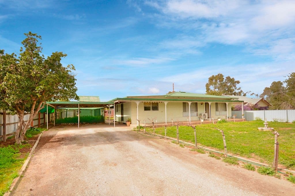 132 Mcmahons Road, Frankston, Frankston - Image 1