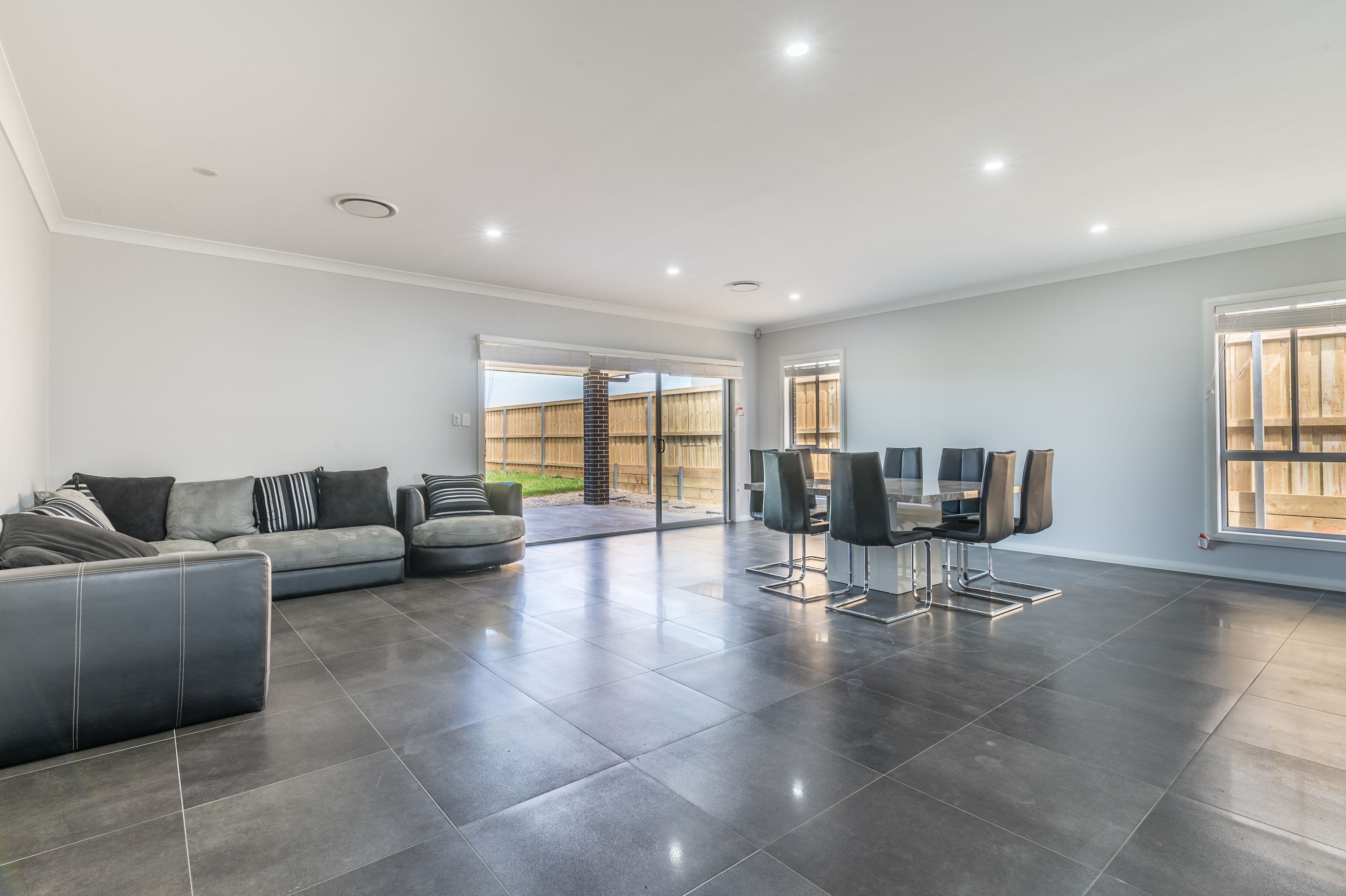 45 Mary Wade Place, Carnes Hill - Thumbnail 3