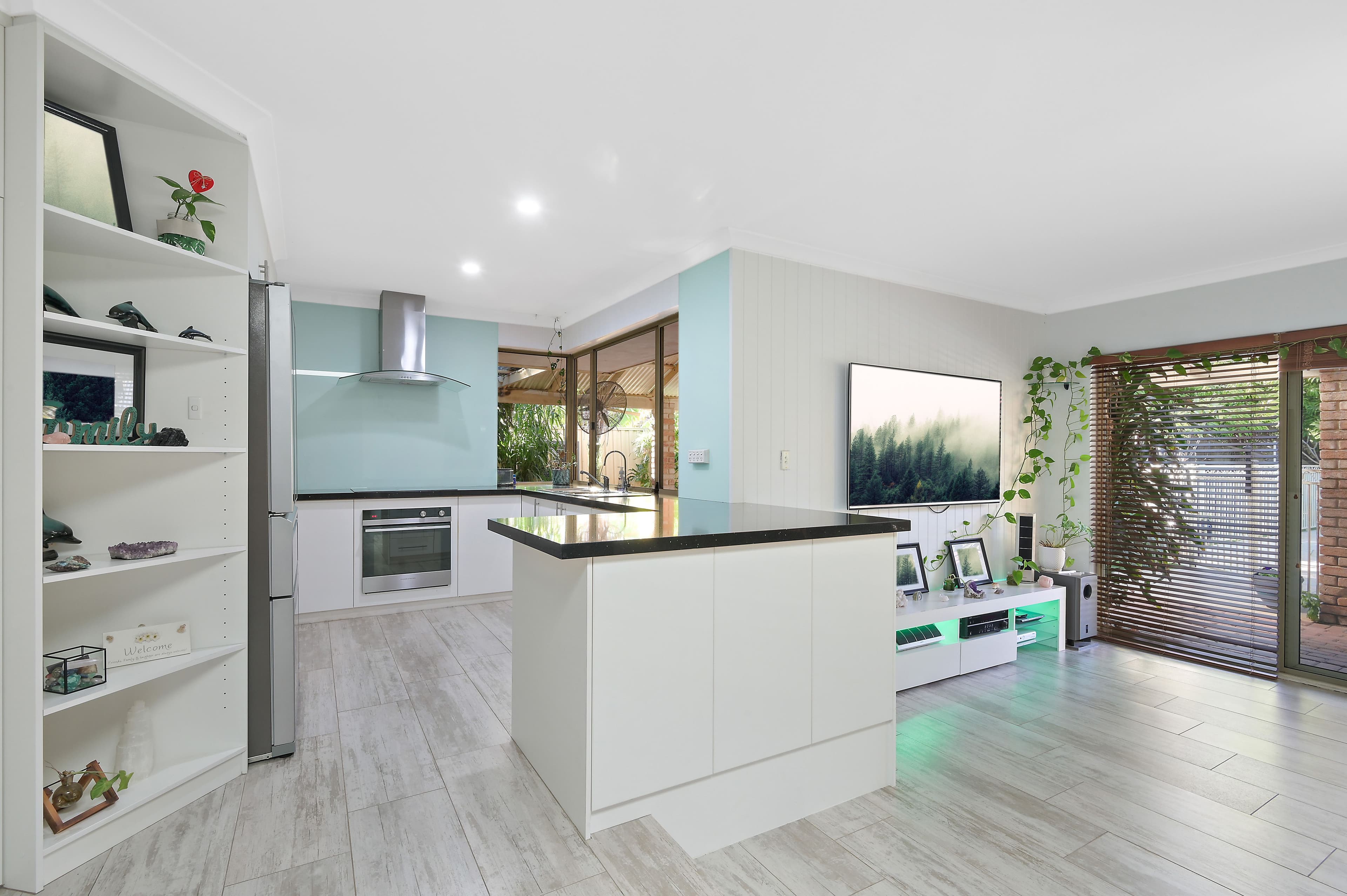 18 Lakeside Drive, Thornlie WA 6108, Thornlie - Thumbnail 2