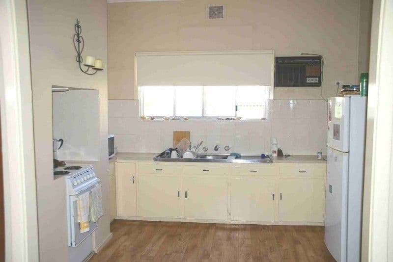 7 Tenth Street, RENMARK SA 5341, Renmark - Thumbnail 2