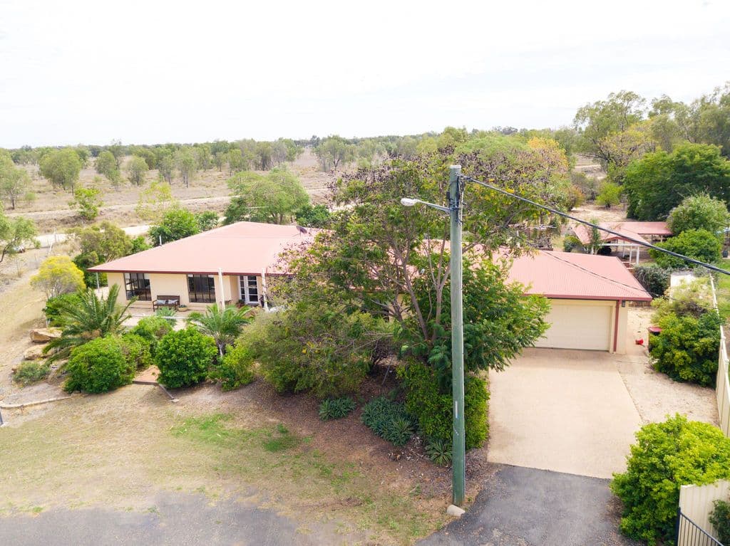 32 Quinn Street, Emerald QLD 4720, Emerald - Thumbnail 3