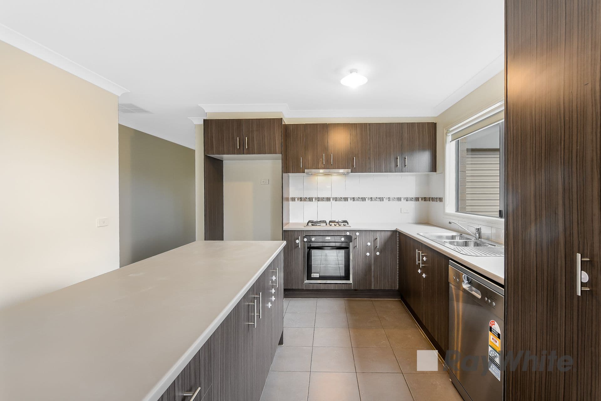 16 McClenaghan Place, Pakenham VIC 3810, Pakenham - Thumbnail 5