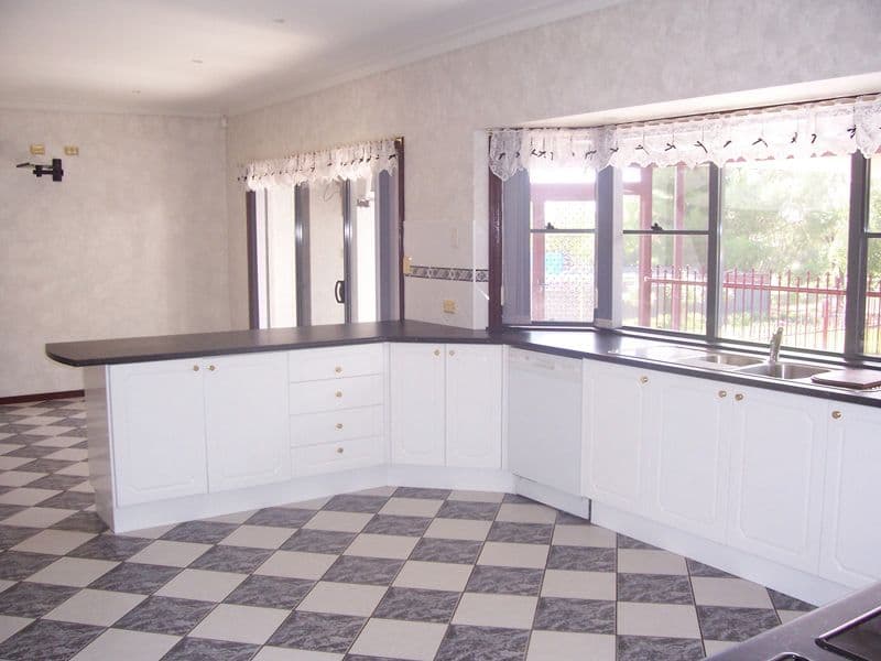 4  Hillcrest Place, DUBBO NSW 2830, Dubbo - Thumbnail 2