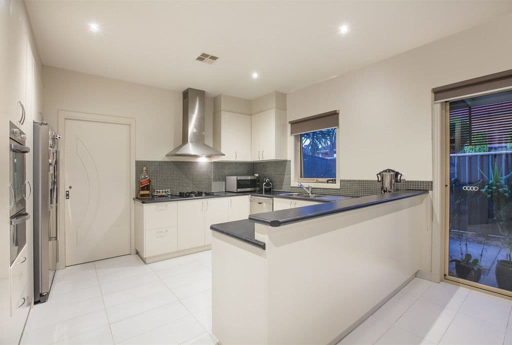 10 Rathcown Road, Reservoir VIC 3073, Reservoir - Thumbnail 2