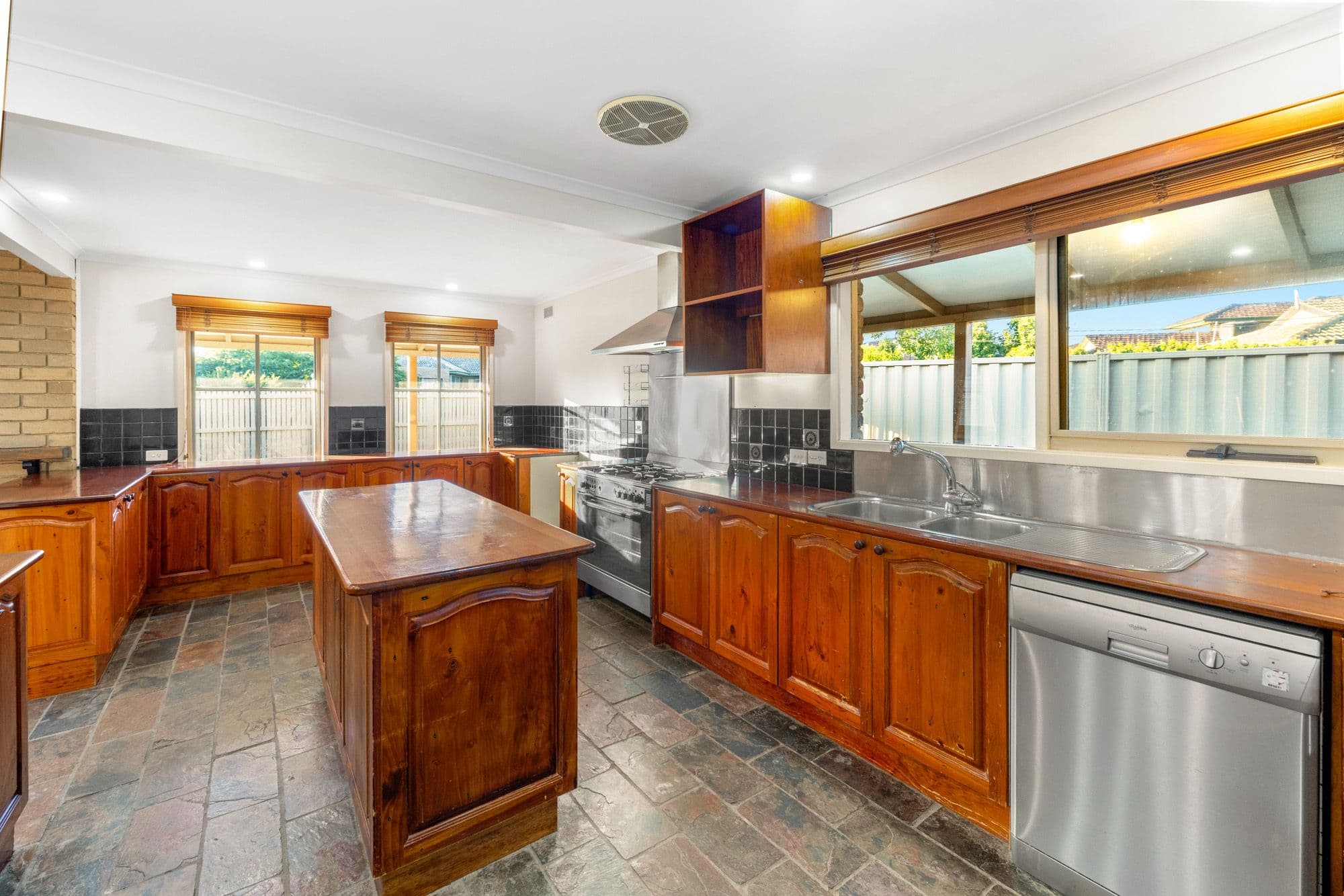11 Huntingfield Drive, Hoppers Crossing VIC 3029, Hoppers Crossing - Thumbnail 4