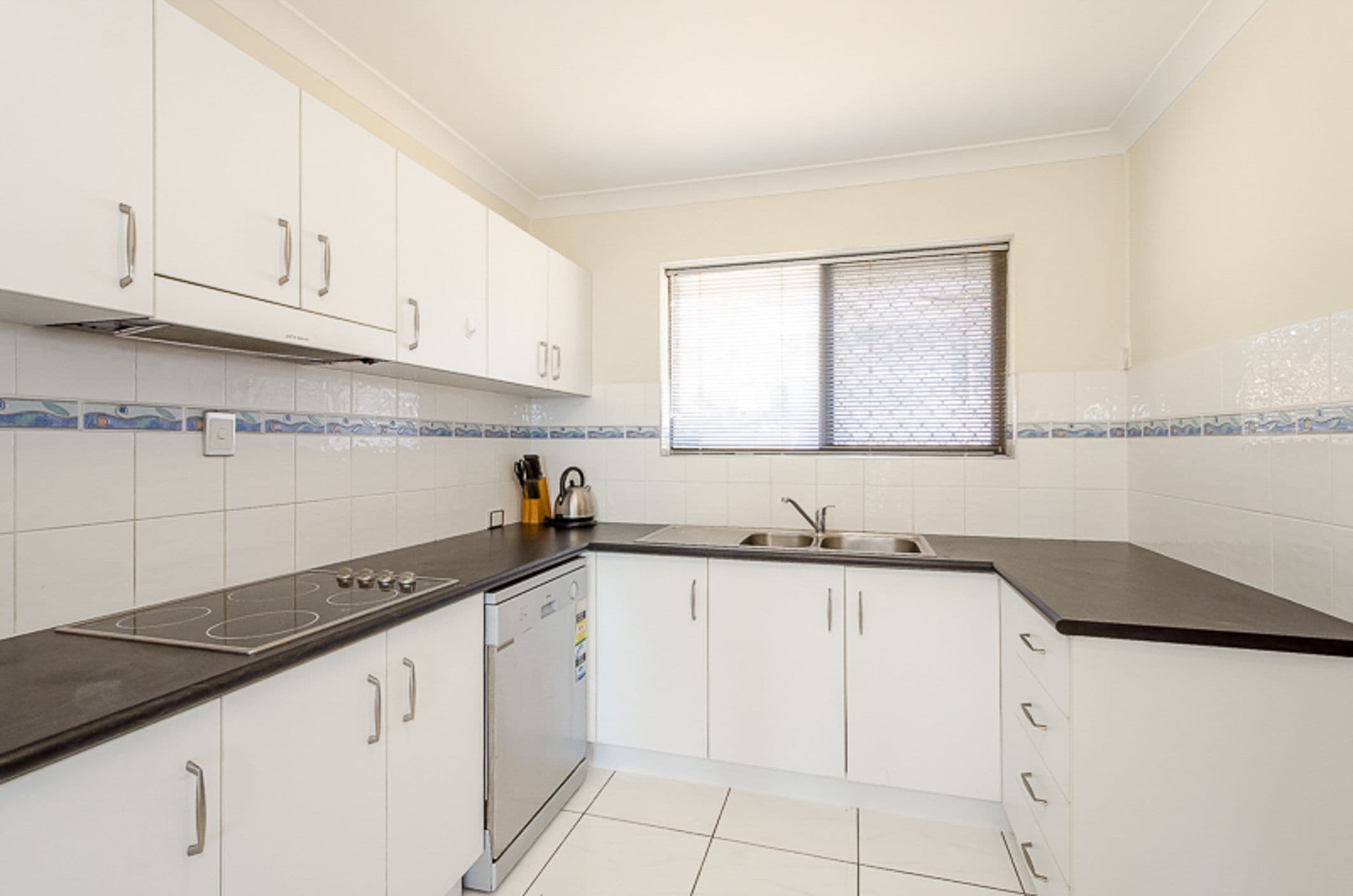 16 Kent Street, West Gladstone QLD 4680, West Gladstone - Thumbnail 3