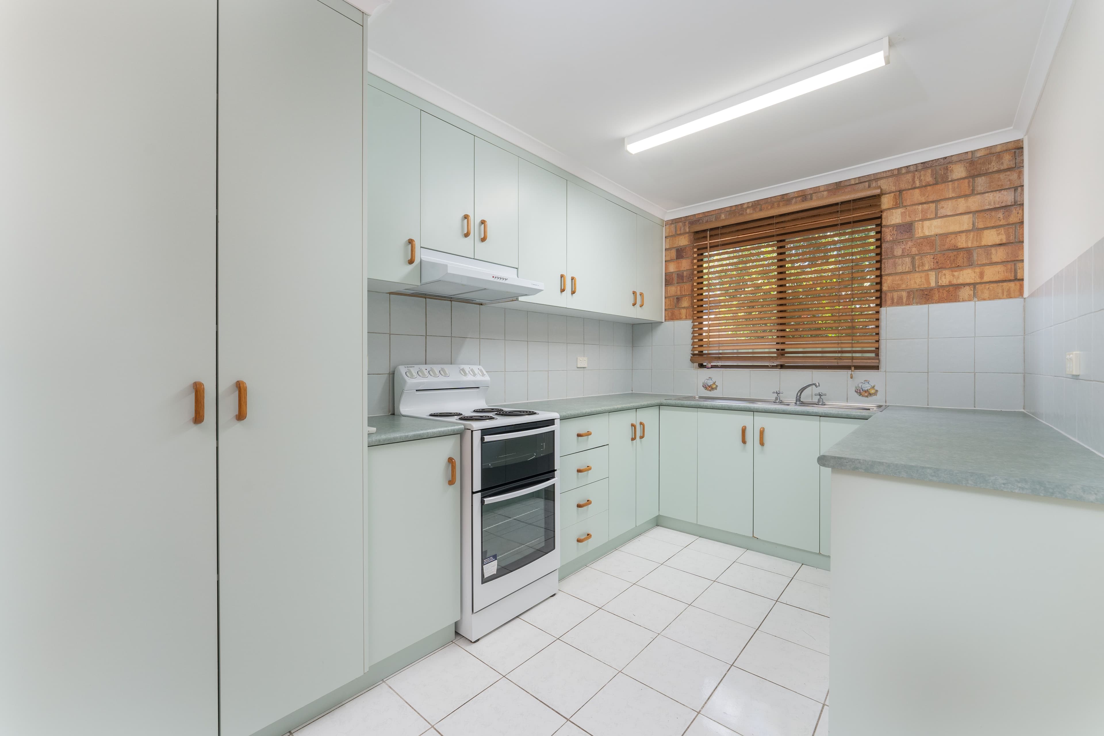 126 Opal Street, Emerald QLD 4720, Emerald - Thumbnail 2