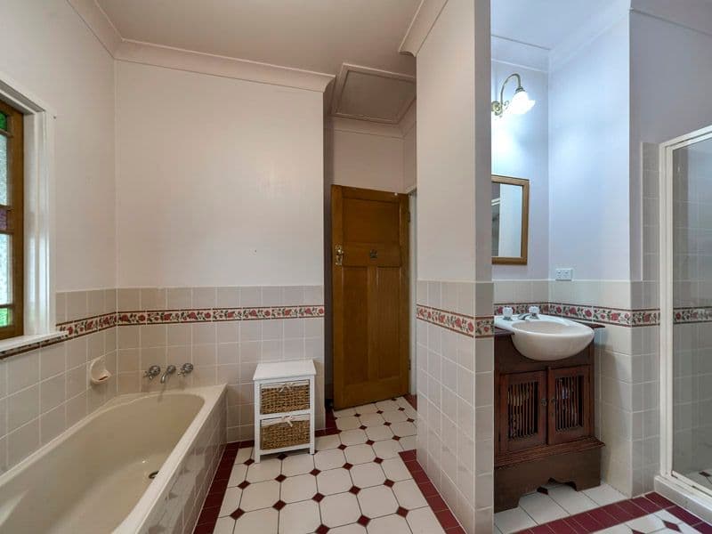 246 Verney Road East, GRACEVILLE QLD 4075, Graceville - Thumbnail 4