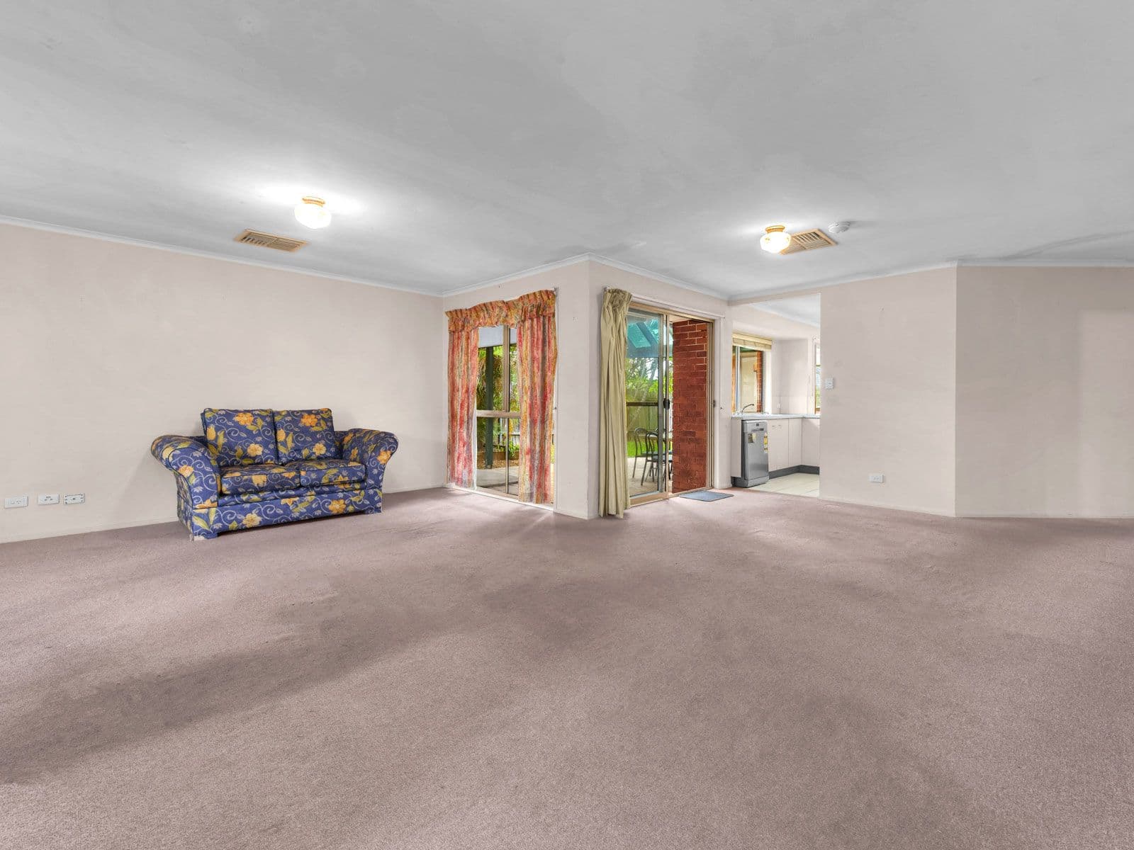 73 Middle Road, Hillcrest QLD 4118, Hillcrest - Thumbnail 2