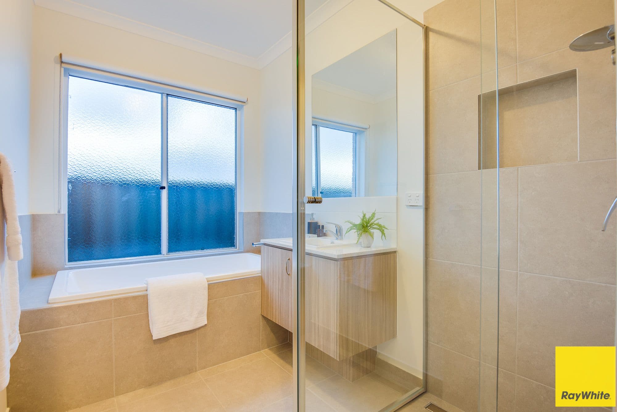 24 Nira Drive, Sunbury VIC 3429, Sunbury - Thumbnail 3