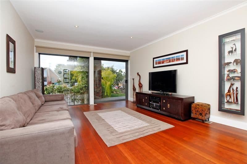 21 Shannon Crescent, WATSONIA VIC 3087, Watsonia - Thumbnail 2