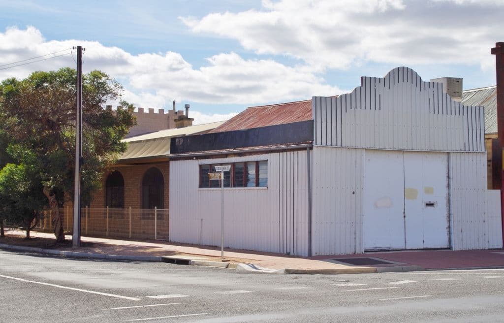 118 Renmark Avenue, Renmark SA 5341, Renmark - Thumbnail 2