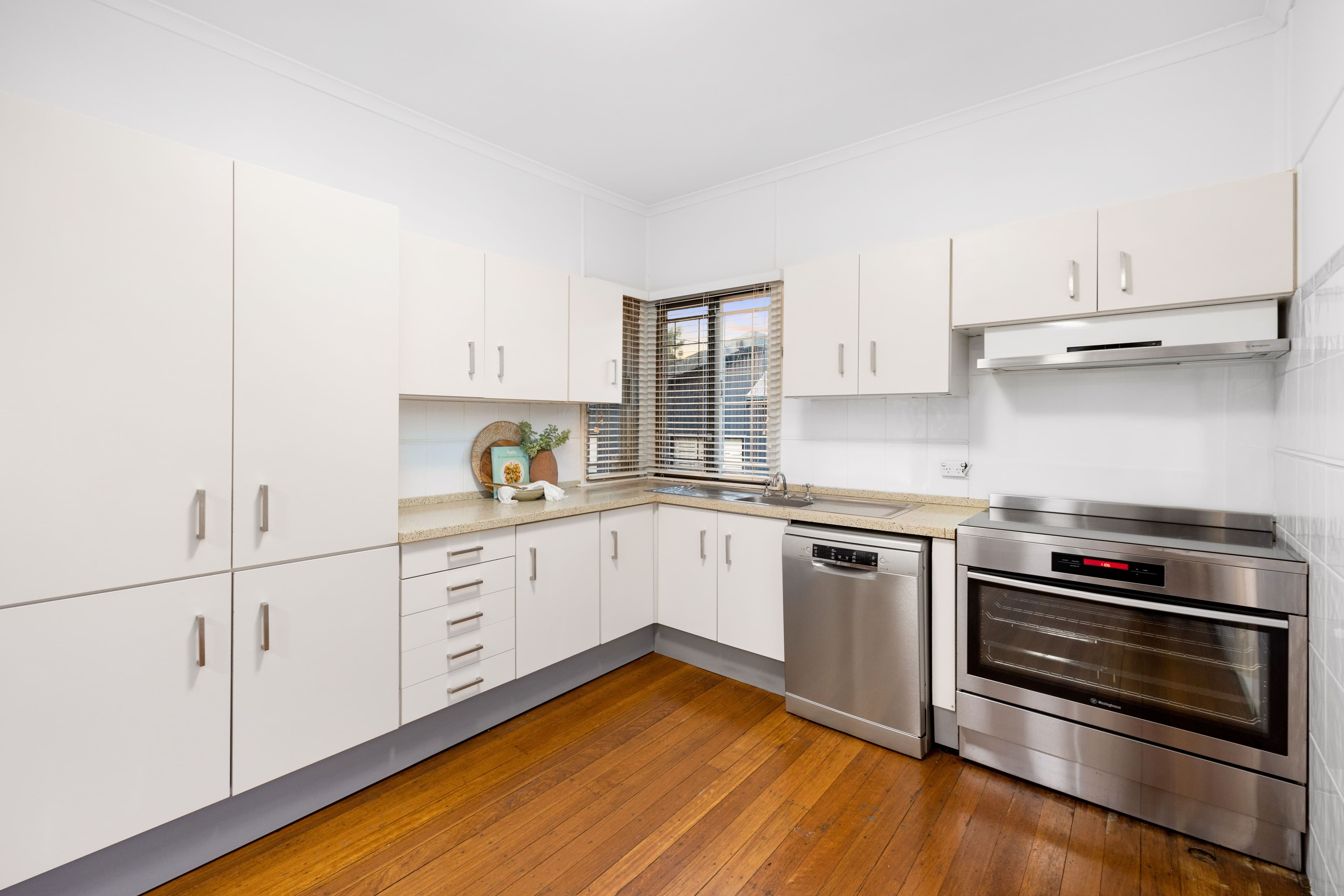 33 Hobart Avenue, Camp Hill QLD 4152, Camp Hill - Thumbnail 5