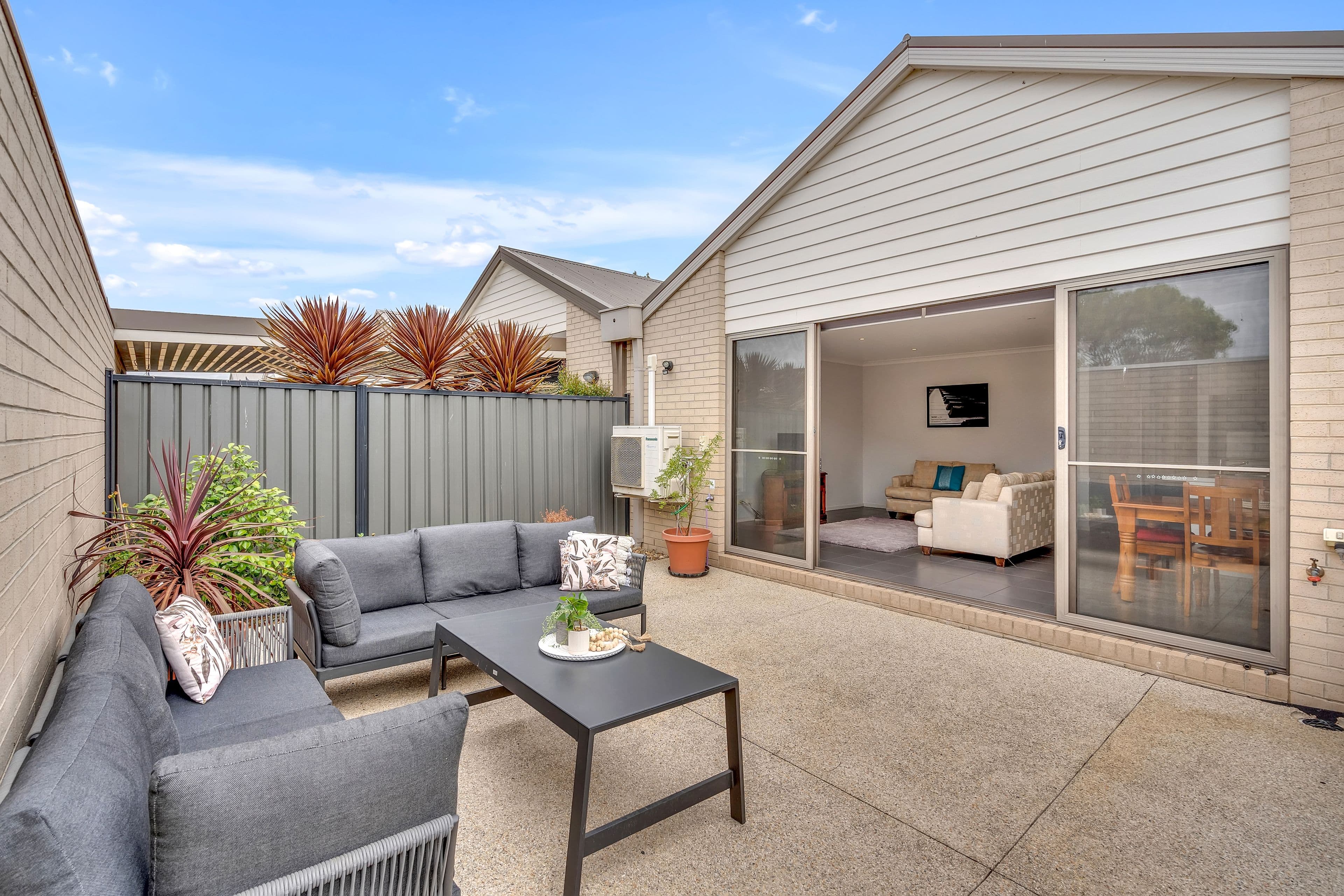 18 Brookfield Boulevard, Craigieburn VIC 3064, Craigieburn - Image 1