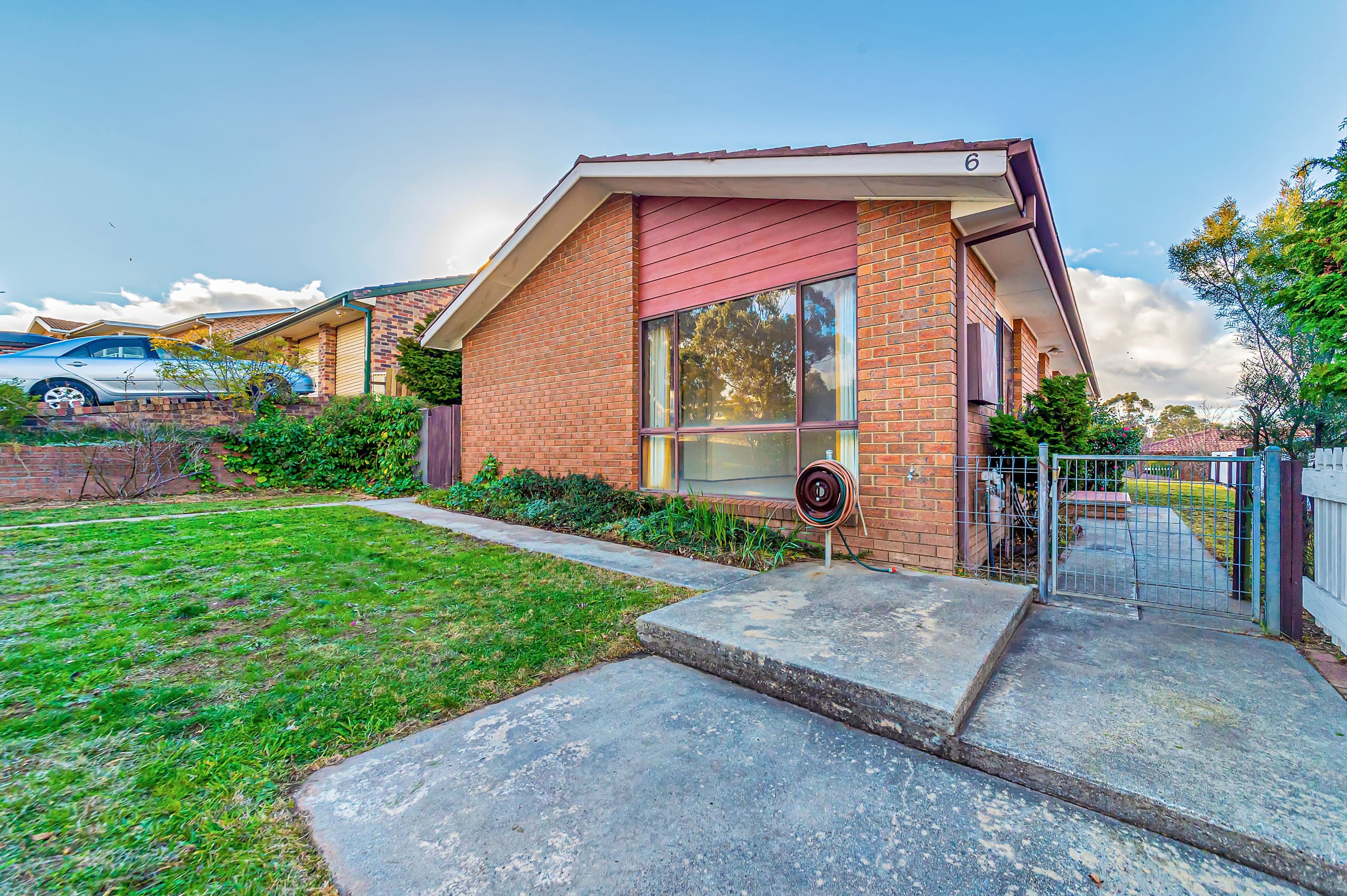 6 Crest Park Parade, Queanbeyan West - Image 1