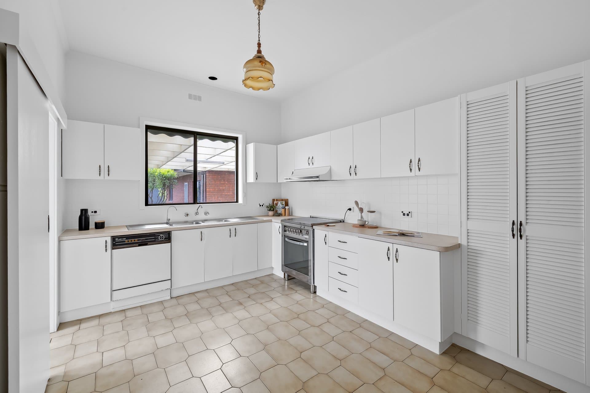 325 Gilbert Road, Preston - Thumbnail 5