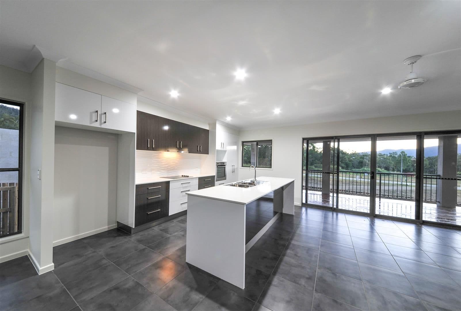 10 Pearl Street, CANNONVALE QLD 4802, Cannonvale - Thumbnail 2