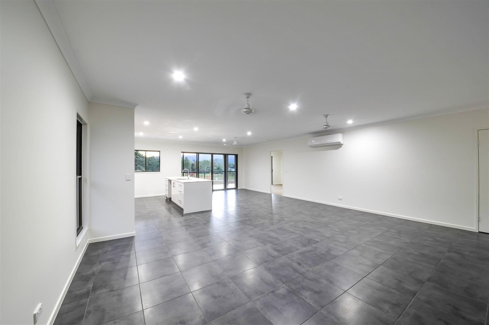 10 Pearl Street, CANNONVALE QLD 4802, Cannonvale - Thumbnail 3