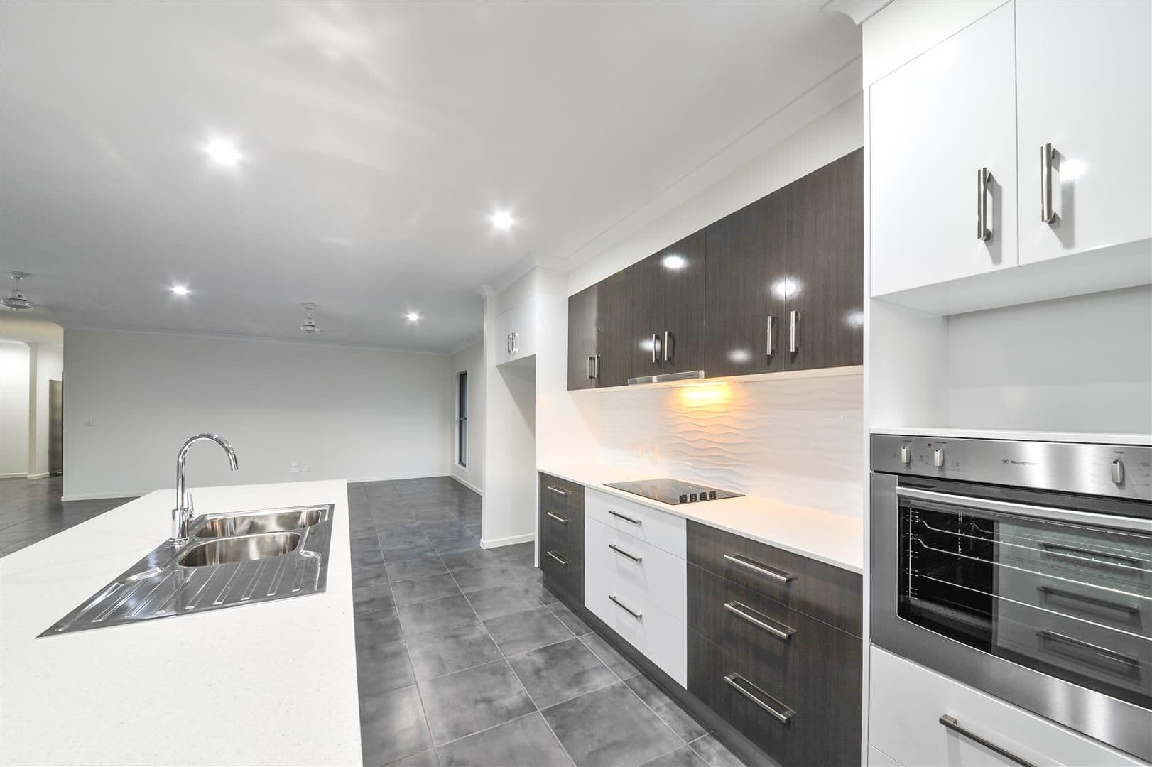 10 Pearl Street, CANNONVALE QLD 4802, Cannonvale - Thumbnail 4