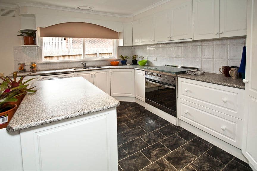 9 Lancelot Crescent, GLEN WAVERLEY VIC 3150, Glen Waverley - Thumbnail 2