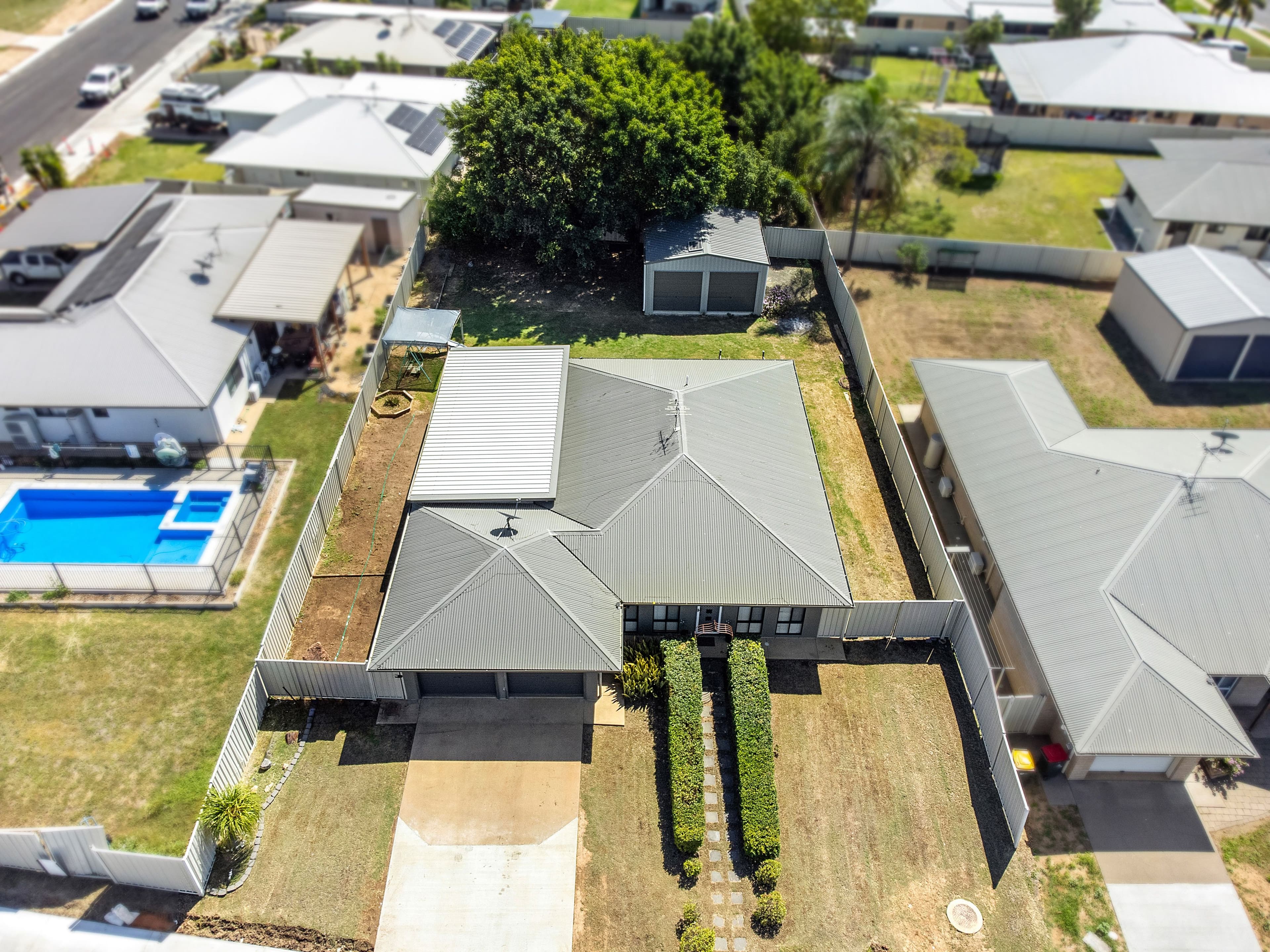 44 Mayfair Drive, Emerald QLD 4720, Emerald - Thumbnail 2