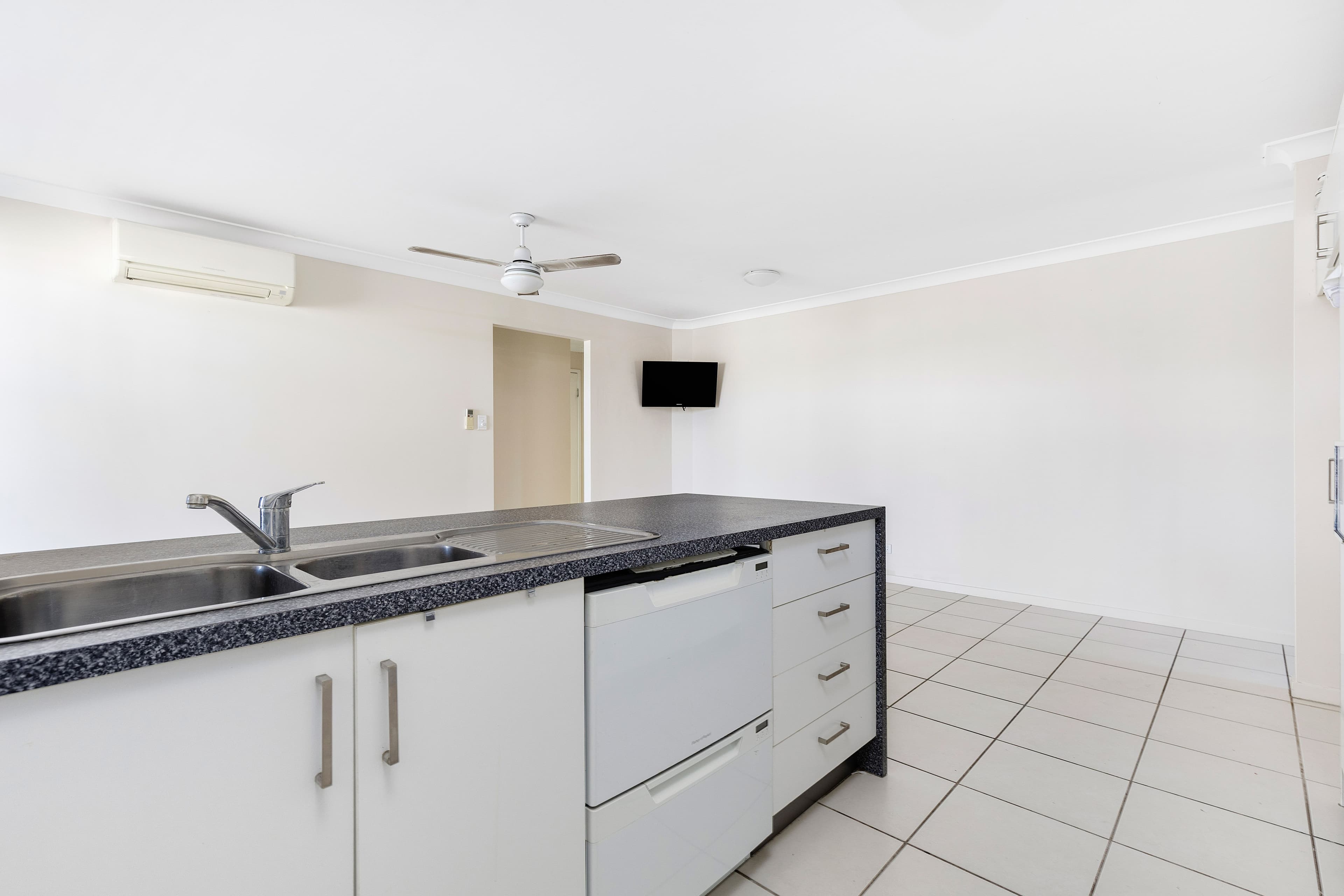 44 Mayfair Drive, Emerald QLD 4720, Emerald - Thumbnail 6