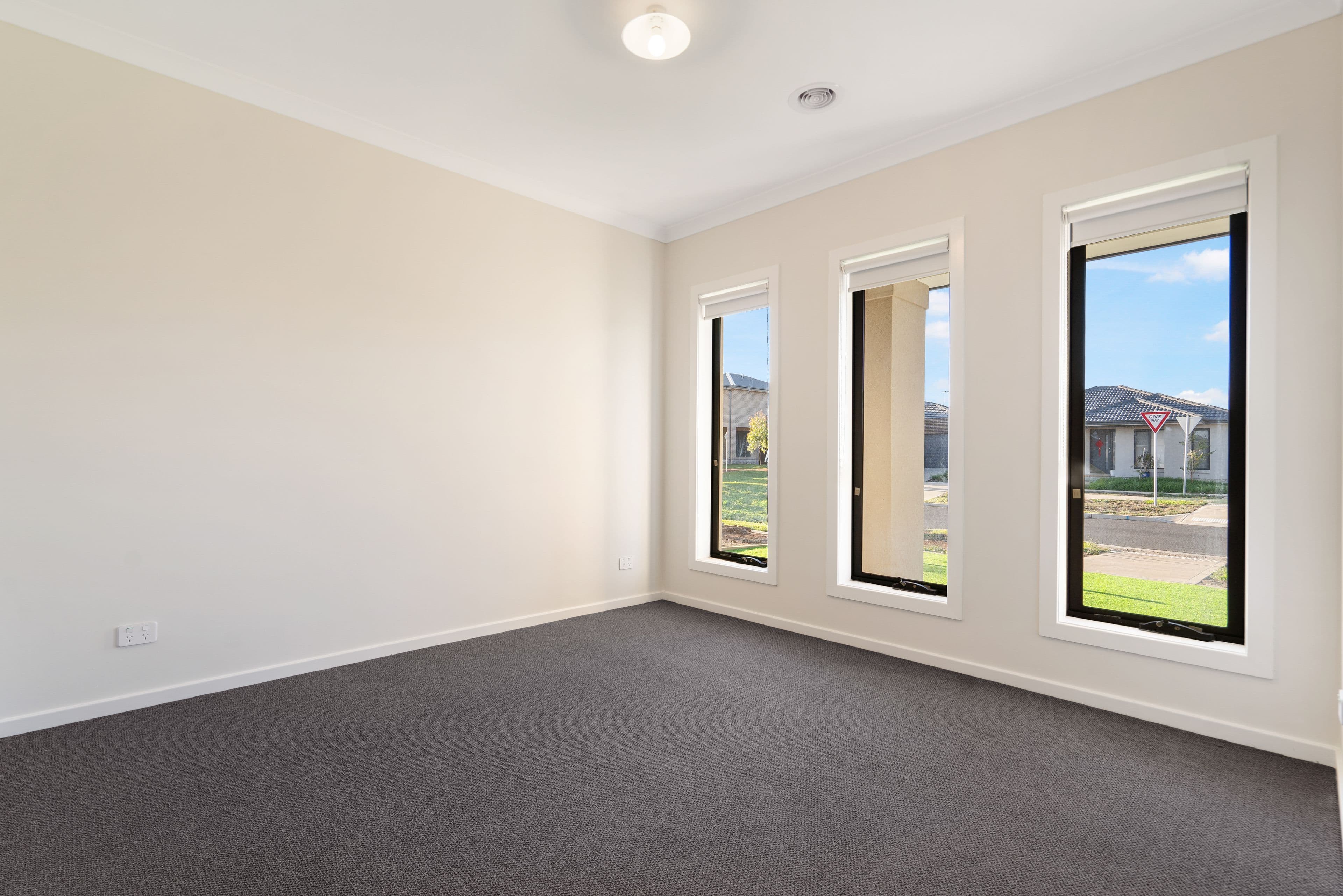 17 Sunnybank Road, FRASER RISE VIC 3336, Fraser Rise - Thumbnail 2