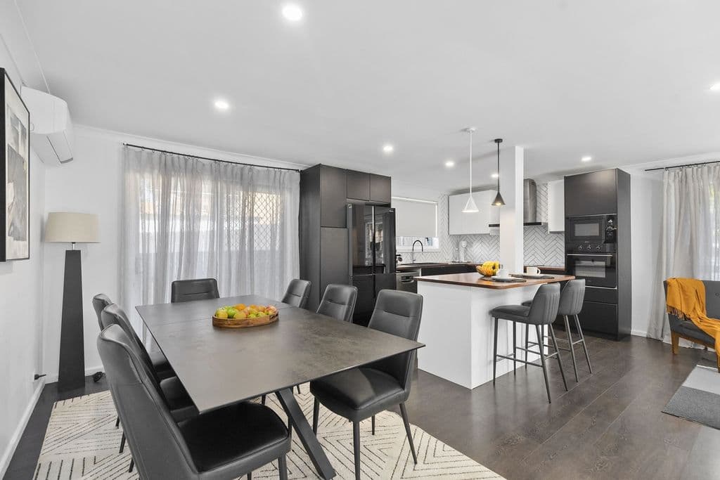 11 Sally Close, Lake Haven - Image 1