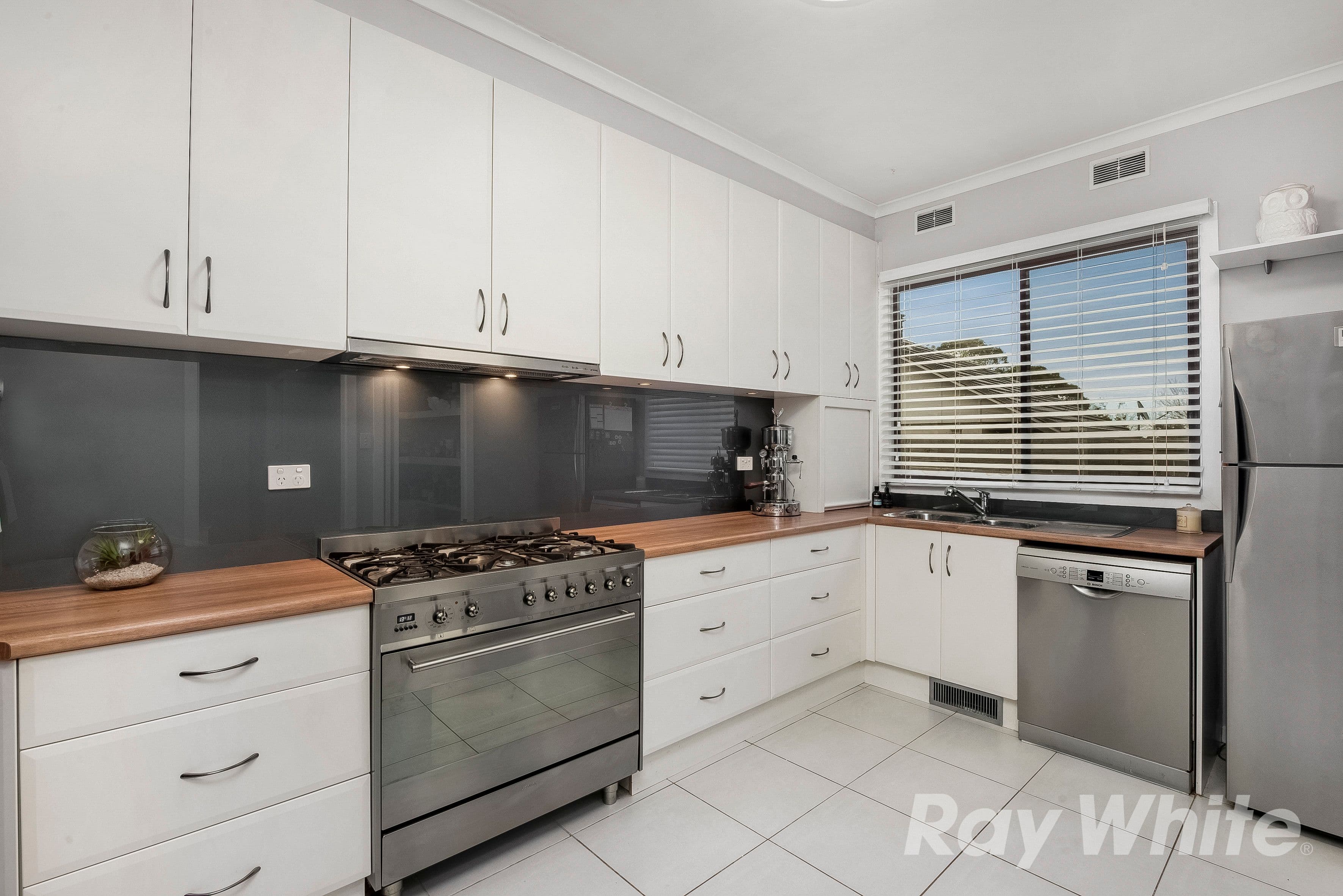 3 Moona Court, Chadstone VIC 3148, Chadstone - Thumbnail 3