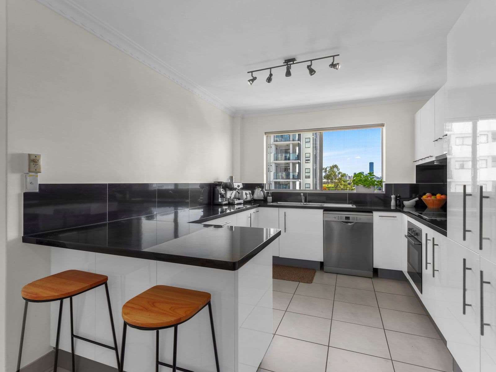 8 Regina Street, Greenslopes QLD 4120, Greenslopes - Thumbnail 2