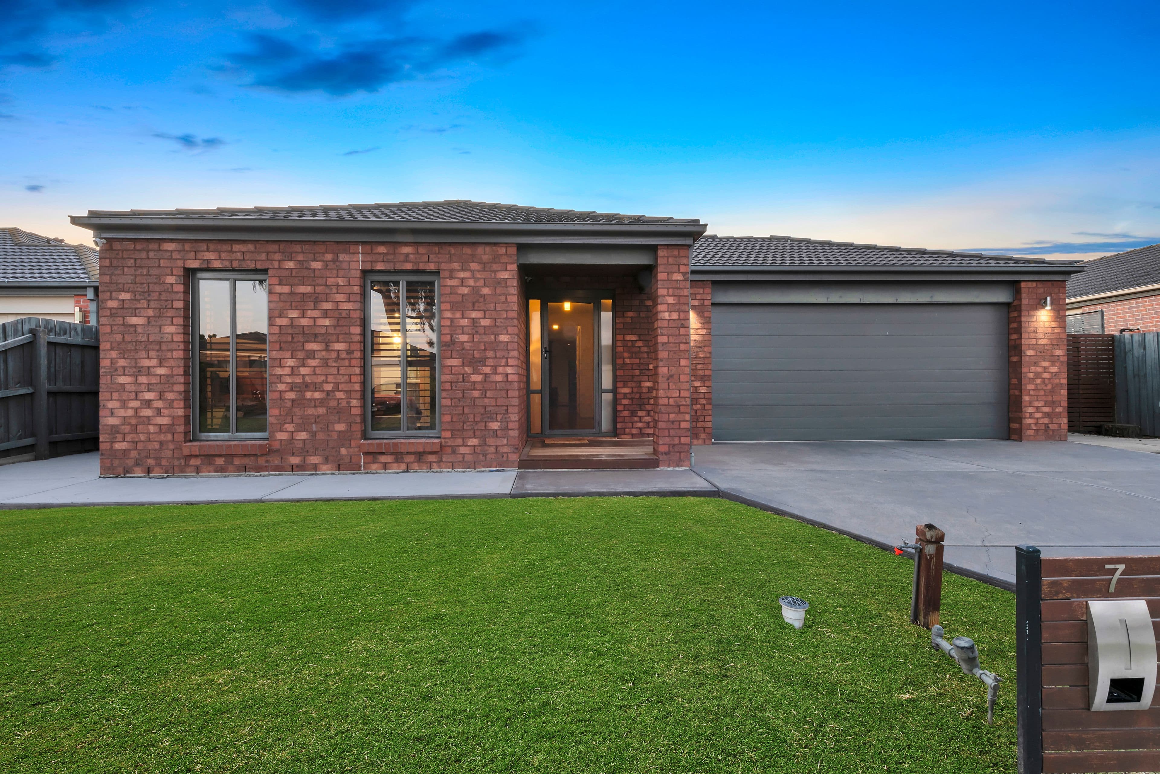 7 Caropepe Avenue, Pakenham VIC 3810, Pakenham - Thumbnail 2