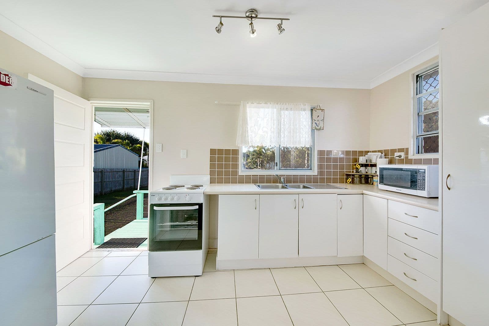 12 Yukana Street, Boyne Island QLD 4680, Boyne Island - Thumbnail 5
