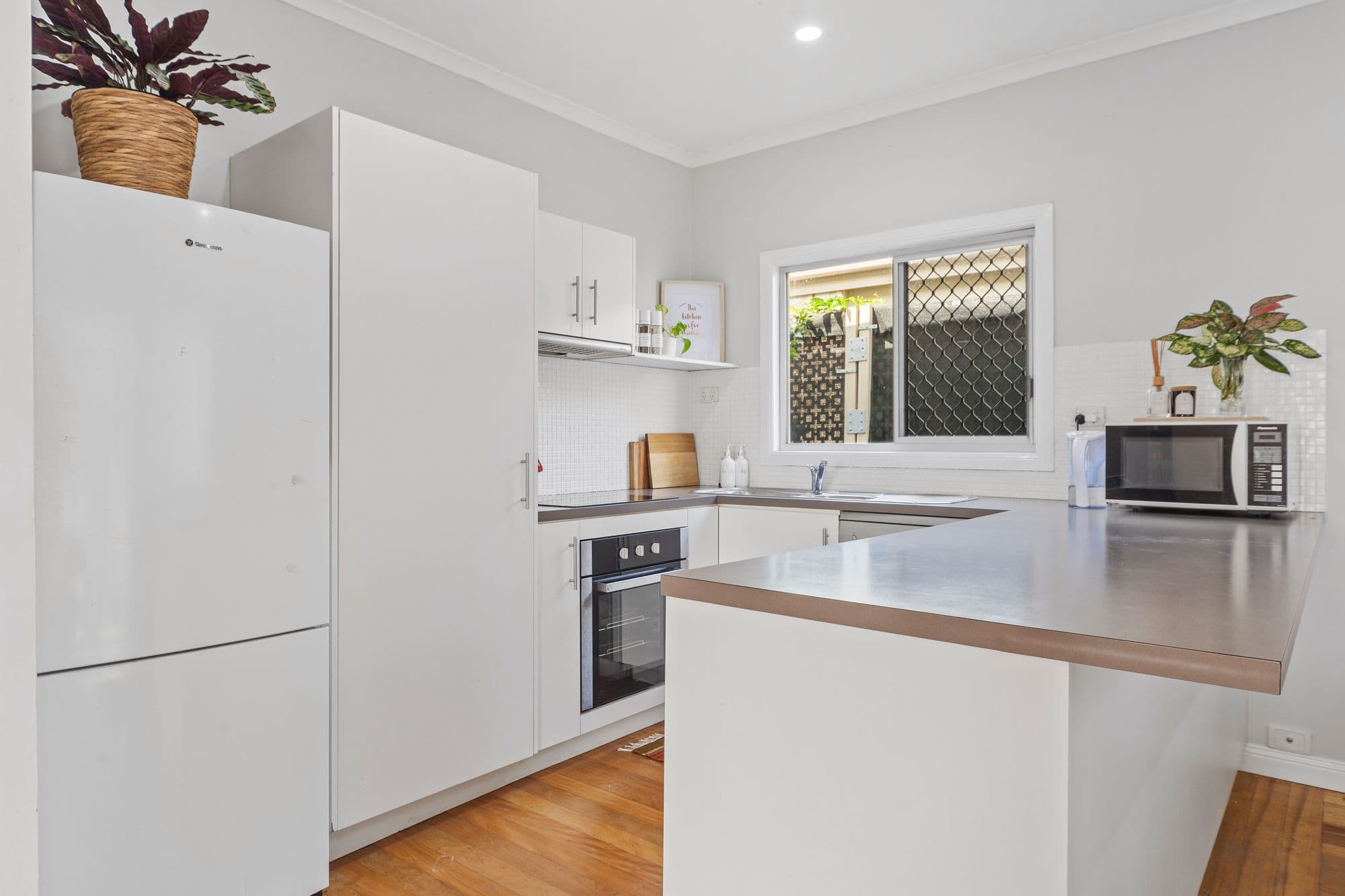 102 Scarborough Road, Redcliffe QLD 4020, Redcliffe - Thumbnail 5