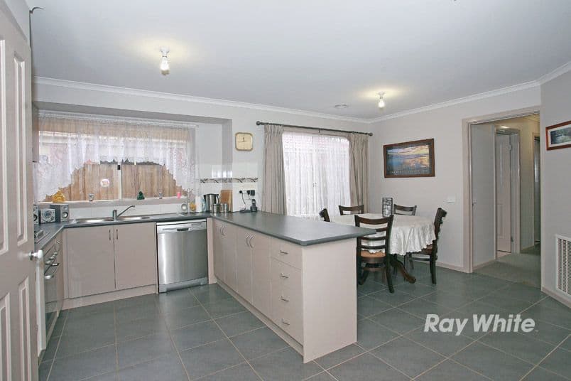 16 Bellbrae Crescent, CRANBOURNE VIC 3977, Cranbourne West - Thumbnail 3