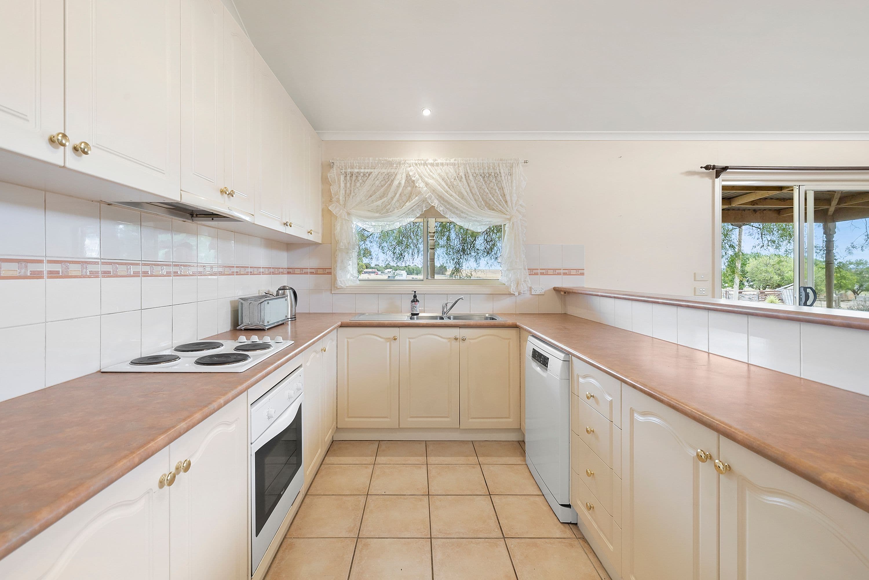 44 Leach Road, Lake Bolac VIC 3351, Lake Bolac - Thumbnail 6