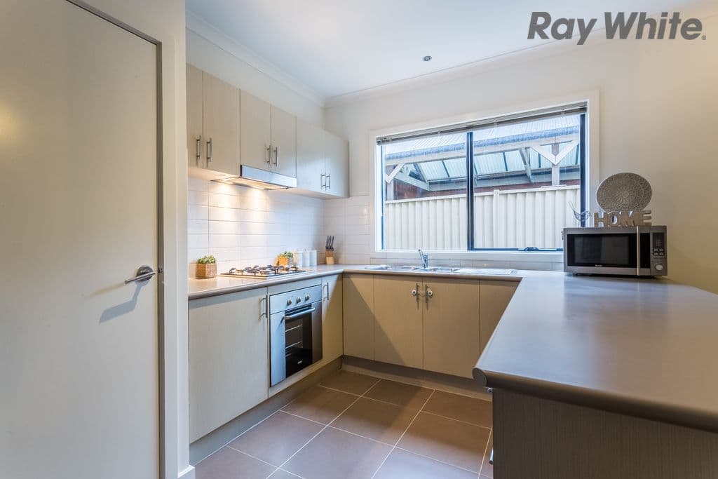 7 Hurlingham Place, Caroline Springs VIC 3023, Caroline Springs - Thumbnail 3