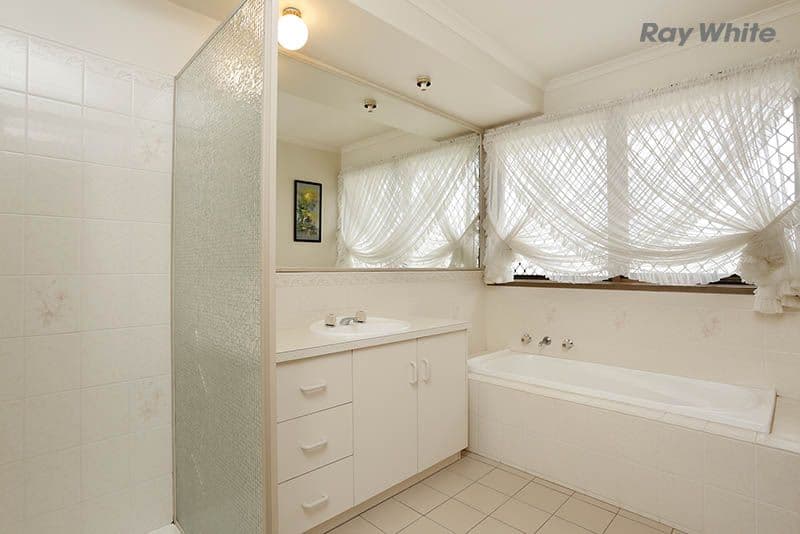 6 Moss Close, Point Cook VIC 3030, Point Cook - Thumbnail 8