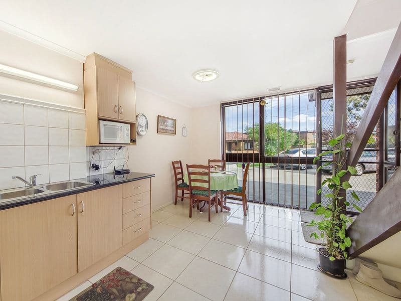31 Marsden Crescent, ST ALBANS VIC 3021, St Albans - Thumbnail 3
