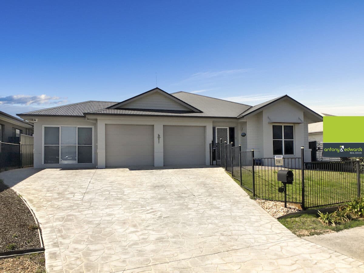 10 Lambert Drive, Goulburn NSW 2580, Goulburn - Image 1