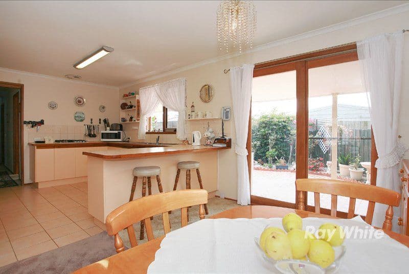 4 Blueberry Close, CRANBOURNE VIC 3977, Cranbourne North - Thumbnail 2