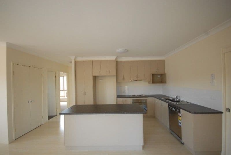 34 Gordon Avenue, NEWTOWN QLD 4350, Newtown - Thumbnail 3