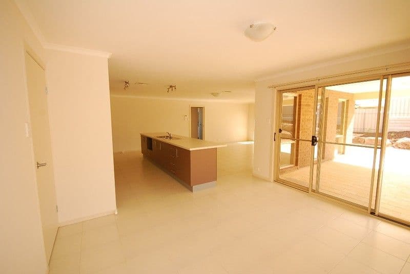 73 Wallace Drive, CRAIGMORE SA 5114, Craigmore - Thumbnail 5