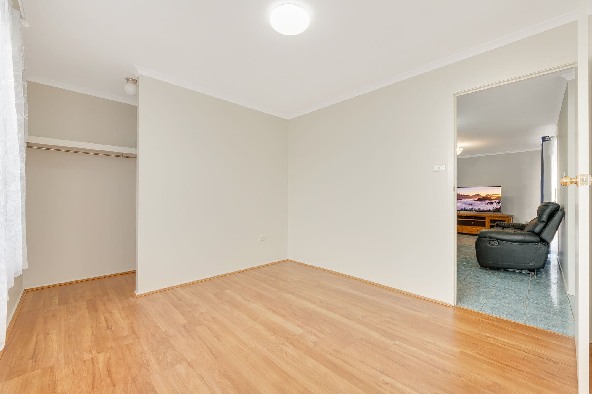 25 Crommelin Crescent, St Helens Park - Thumbnail 5