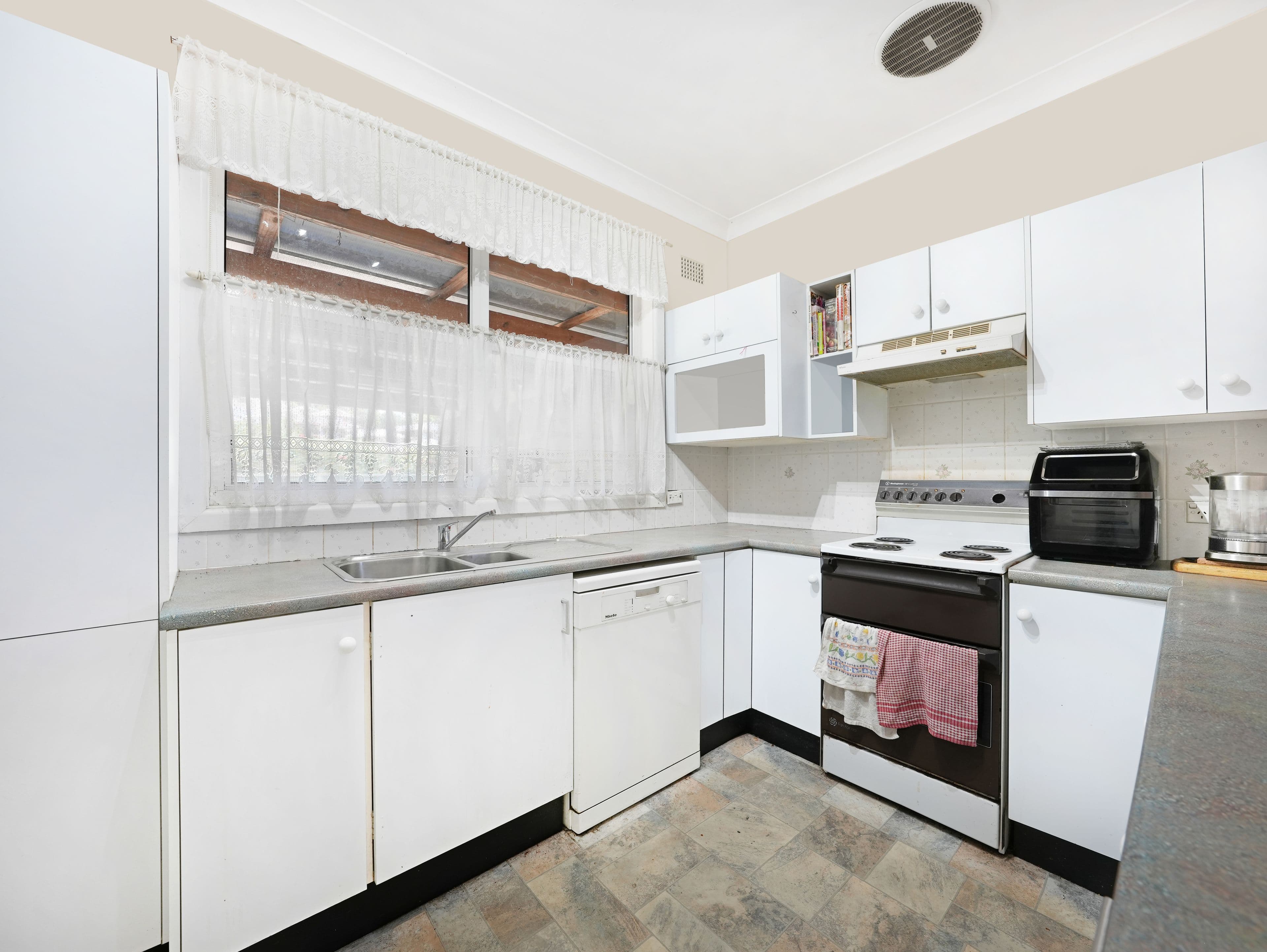 10 Cleverdon Crescent, Figtree NSW 2525, Figtree - Thumbnail 3