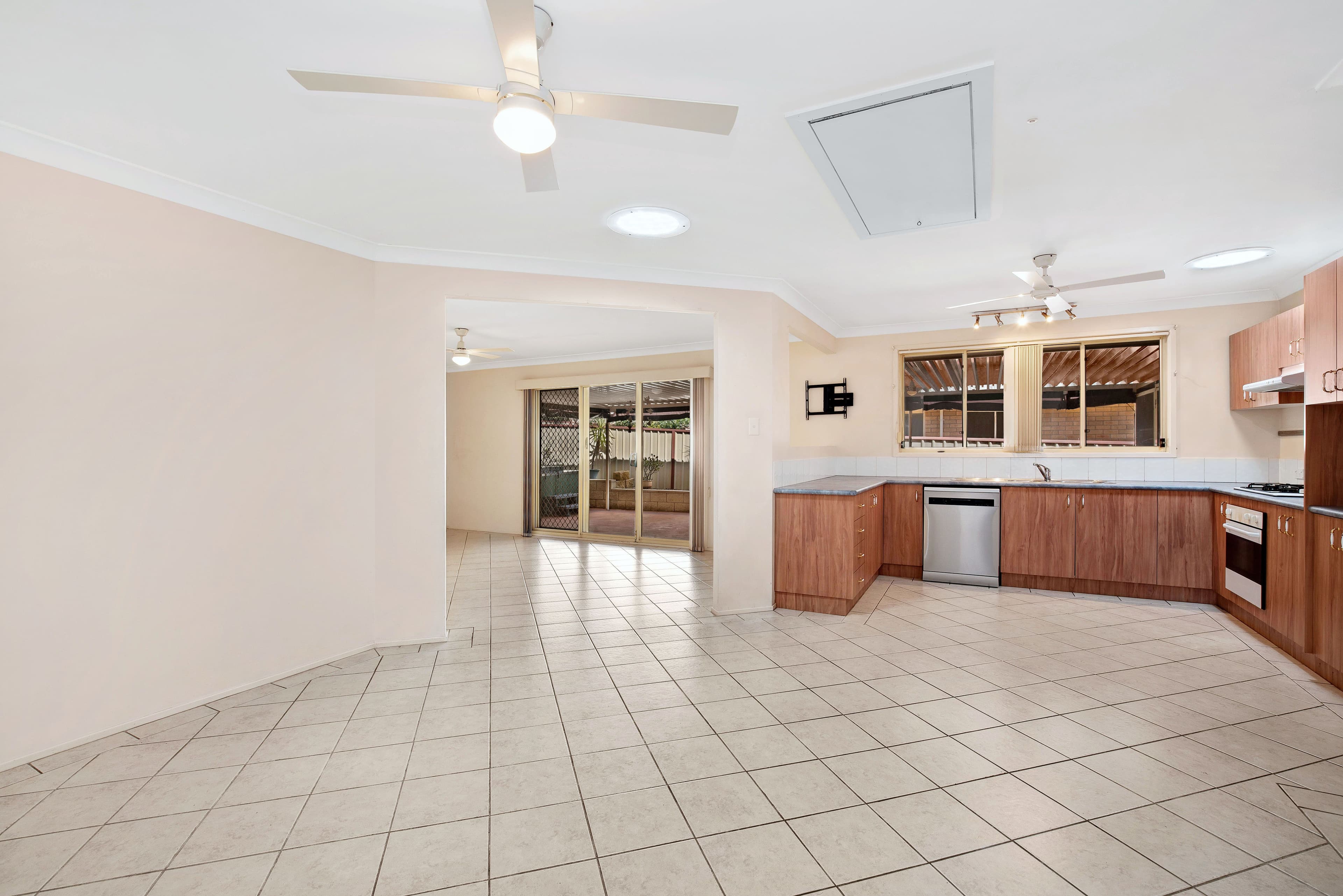 17 Waterbush Crescent, Woodberry - Thumbnail 4