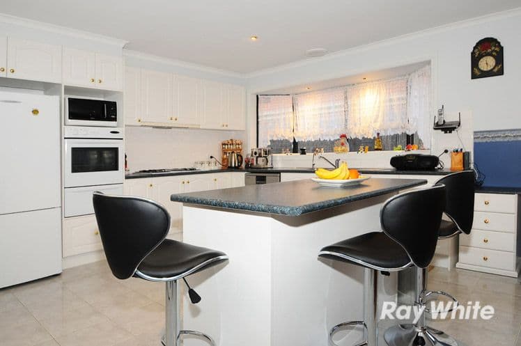 92 Cherryhills Drive, CRANBOURNE VIC 3977, Cranbourne - Thumbnail 3