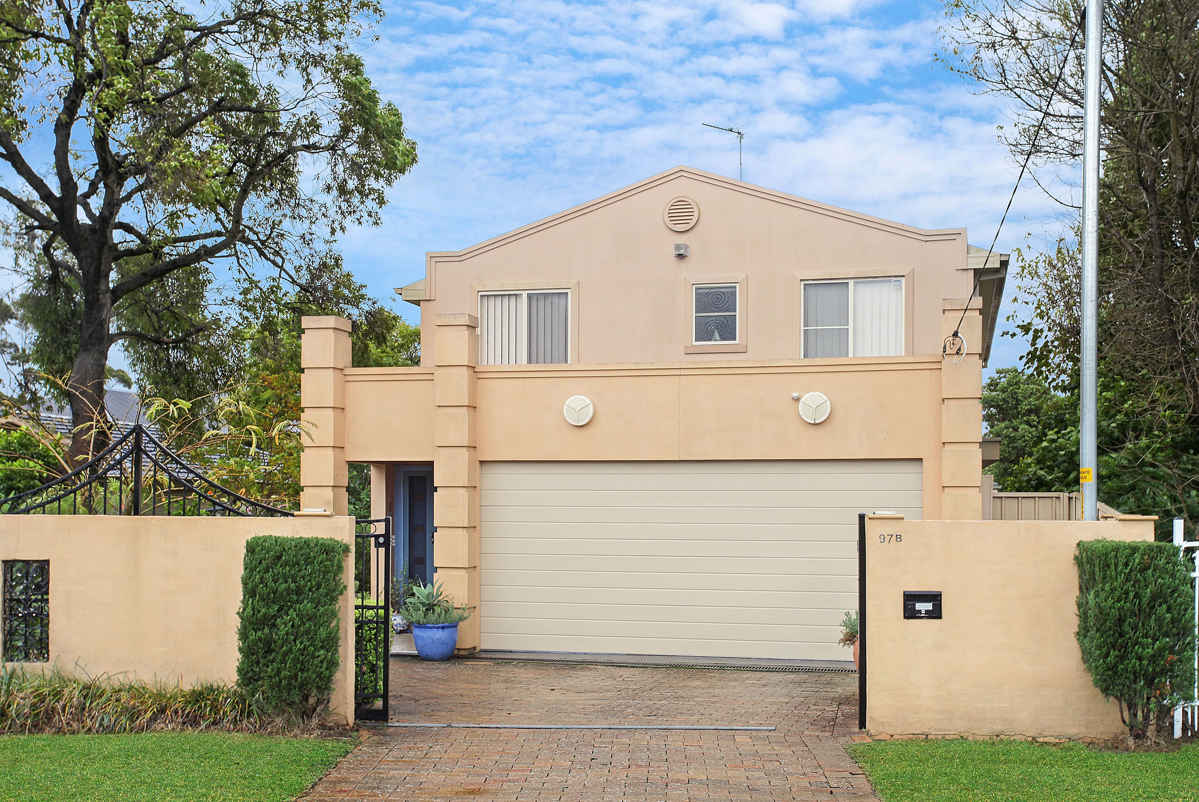 97 The Boulevarde, Oak Flats - Image 1