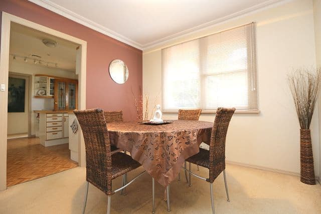 2 Leon Avenue, Georges Hall NSW 2198, Georges Hall - Thumbnail 6