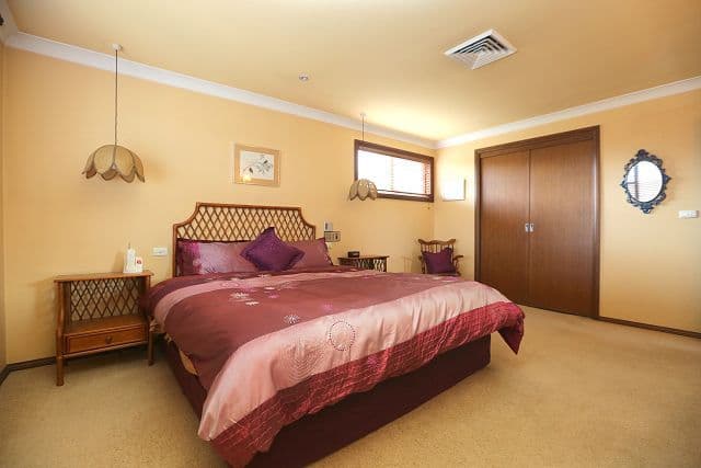 2 Leon Avenue, Georges Hall NSW 2198, Georges Hall - Thumbnail 7