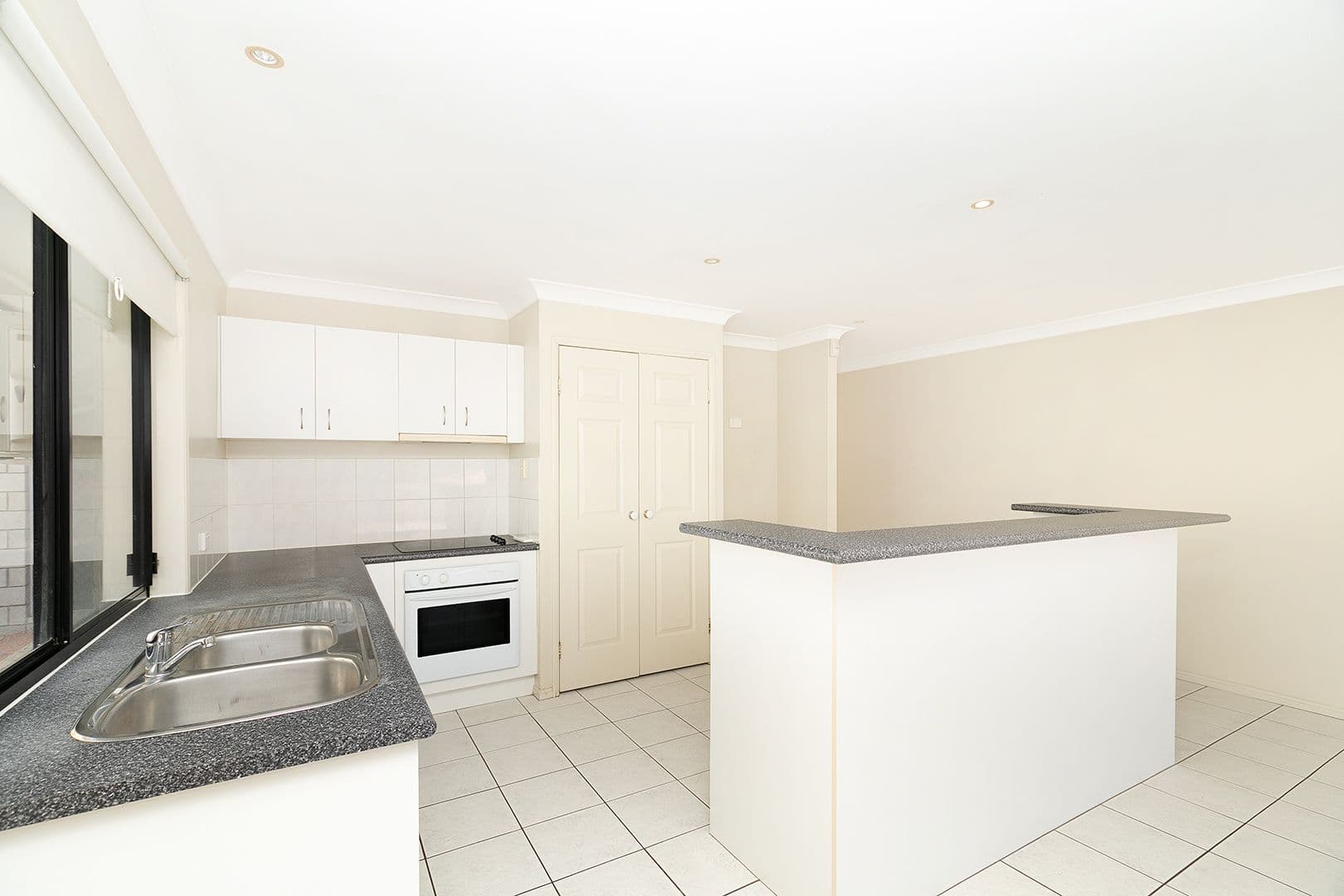 2 Selkirk Close, Oxley QLD 4075, Oxley - Thumbnail 2